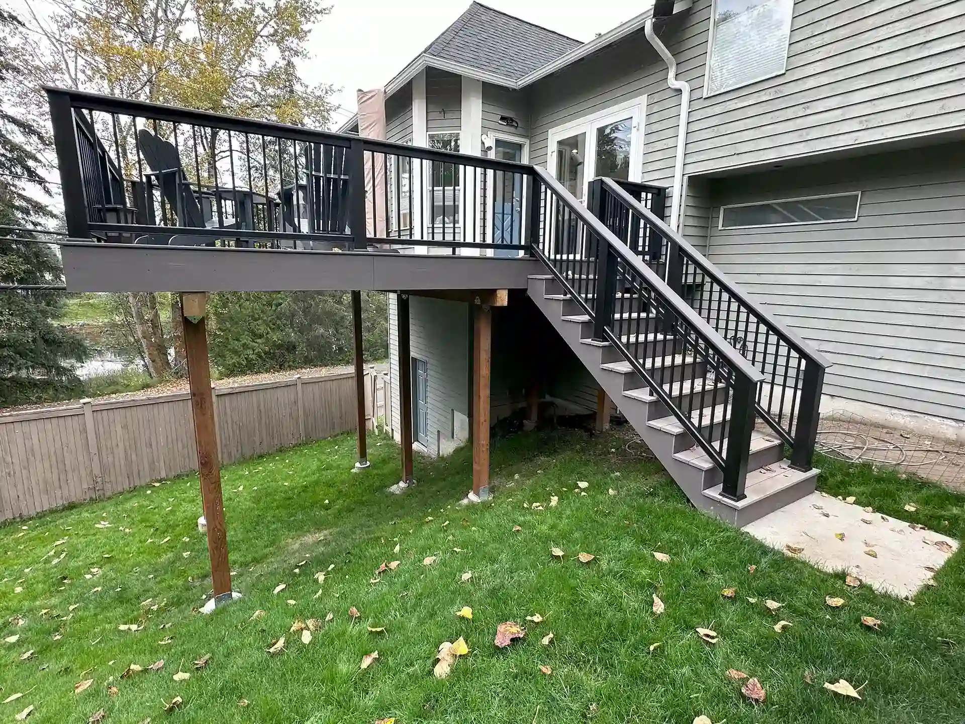 Elevated composite deck with deck railing and deck steps - Trex decking contractors near me in Woodinville WA