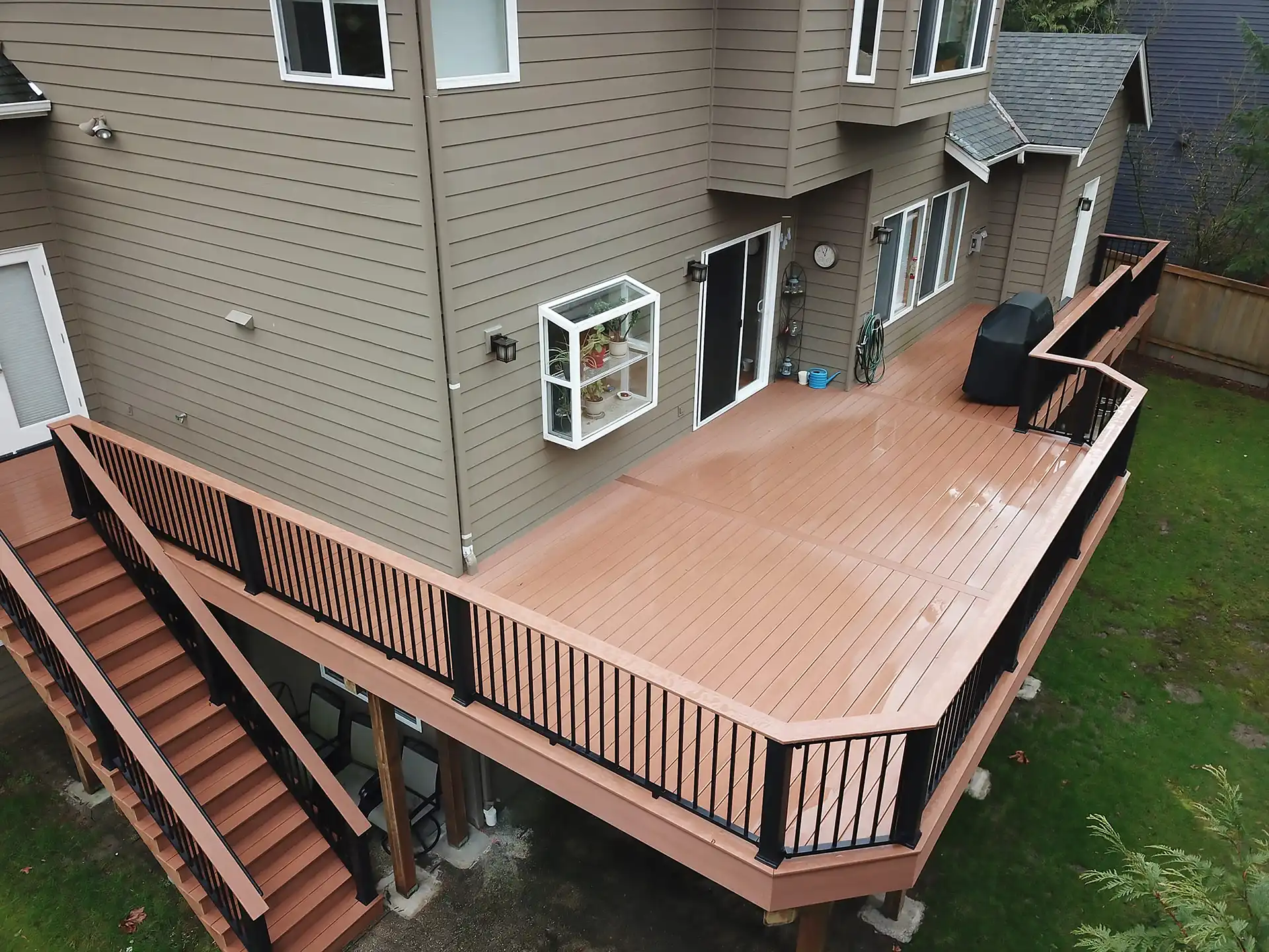 photo of a minimalist deck design, one of the top deck design trends